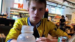 Afternoon refreshments at Migros Take Away, Falkenstrasse, Zurich, 27.2 miles into the ride